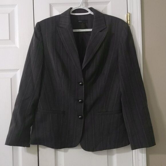 Grace Element gray pinstriped blazer
Sz 10
NWOT - Picture 1 of 6